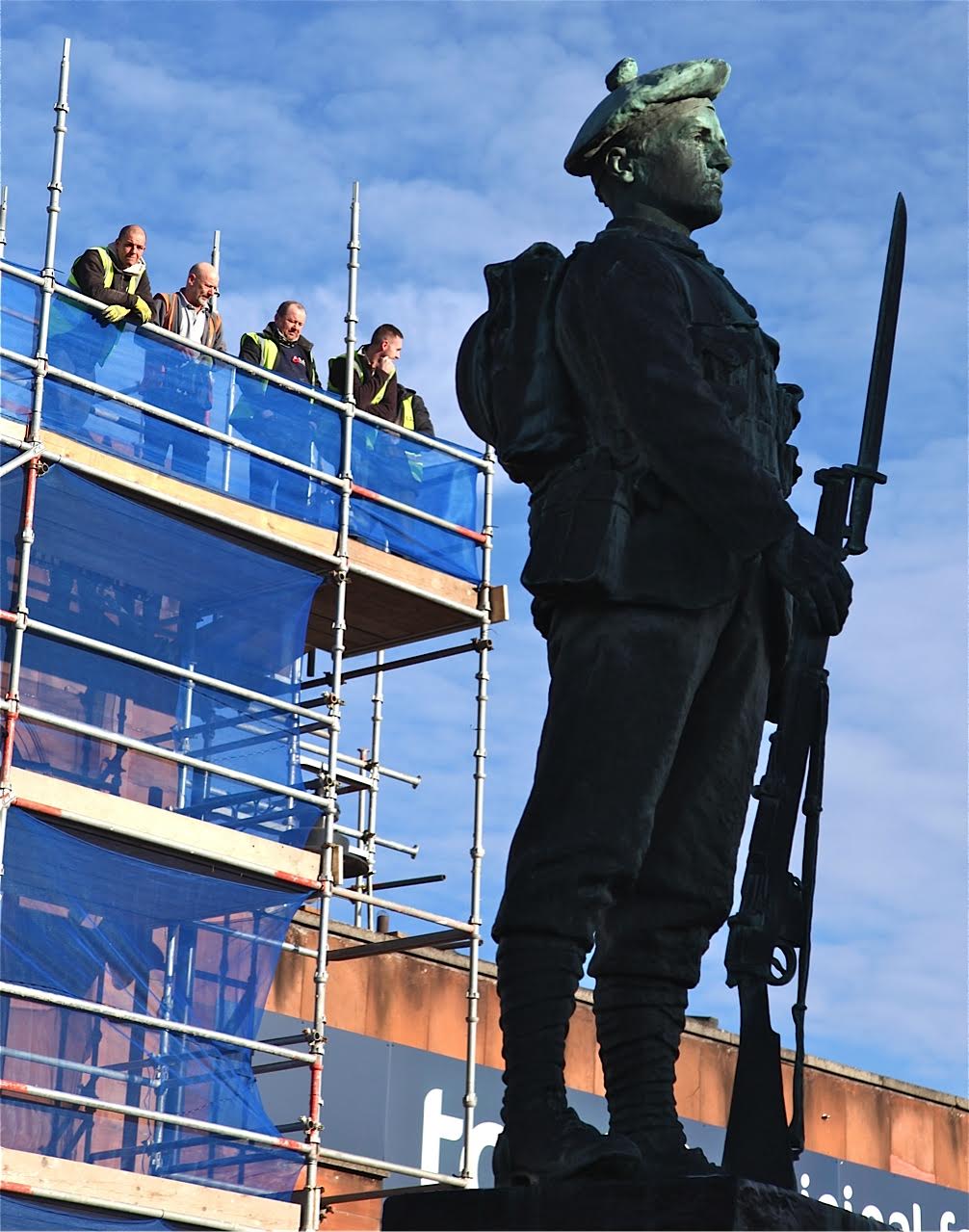 PHOTONEWS: Crowds fall silent to mark Armistice