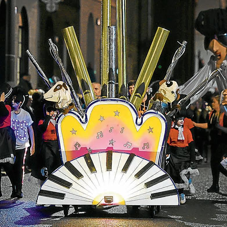 Thousands flock to Dumfries for carnival