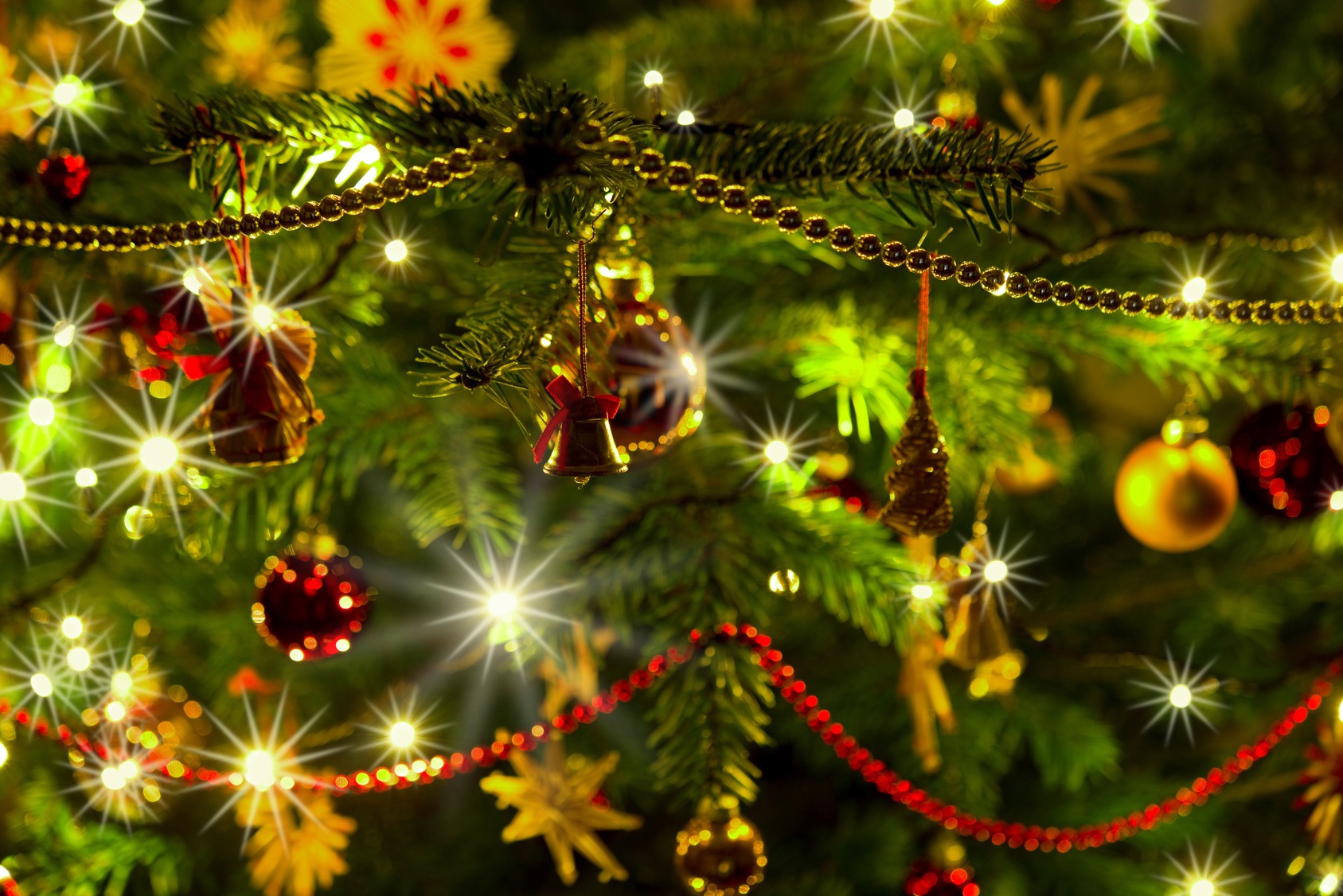 Blogmas Day 4 - Decorating the tree