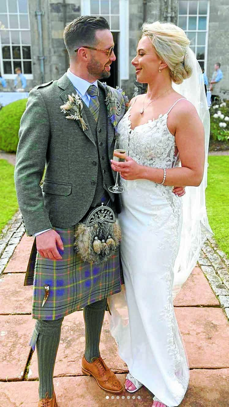 Knockout wedding for boxing champ