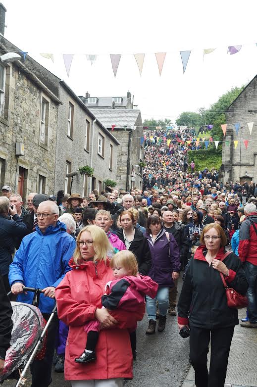 Here comes the cavalcade...Common Riding video